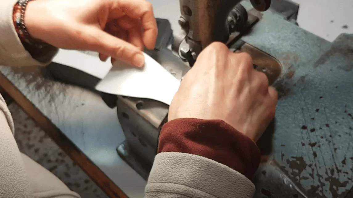 Trabajo de rebajado de piezas en el taller de Troquelados Monreal